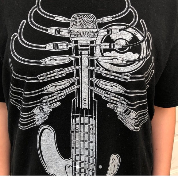Black guitar rib cage Graphic t - Picture 3 of 4
